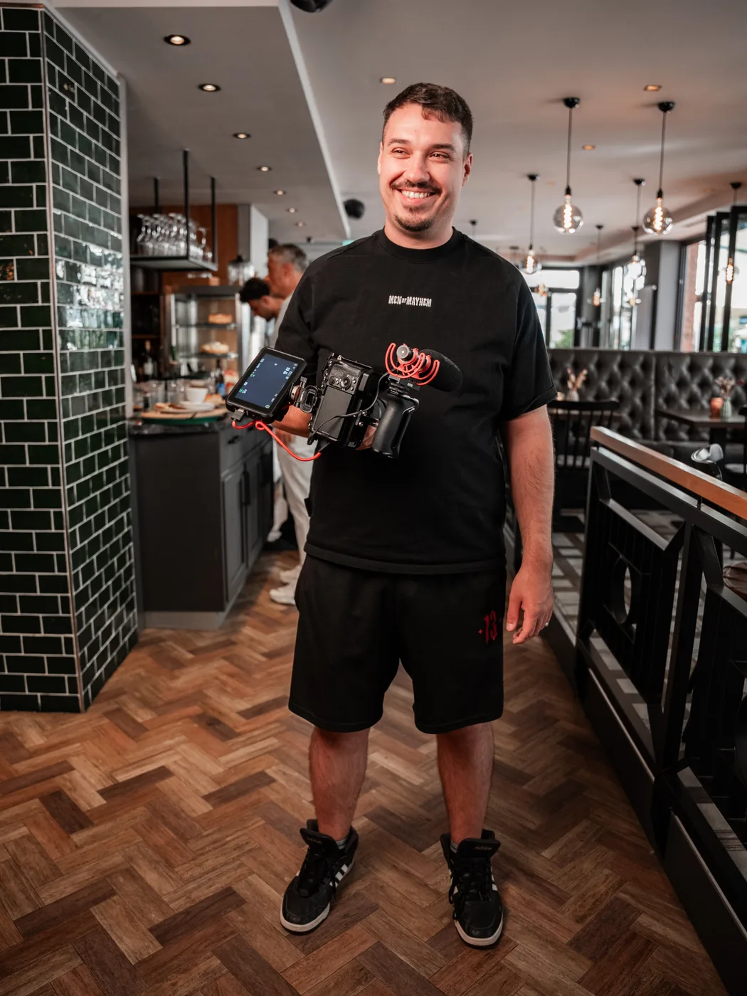 Kameramann bei Content-Produktion im Restaurant – SINISTAR MEDIA Team