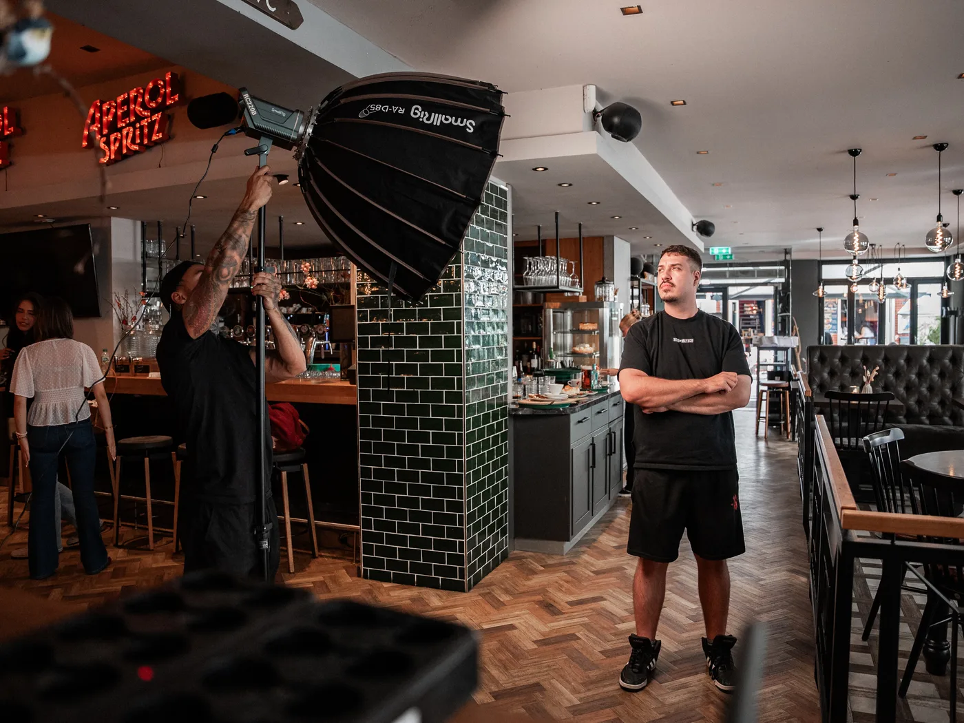 Content-Dreh im Restaurant mit professionellem Lichtsetup – SINISTAR MEDIA Filmproduktion