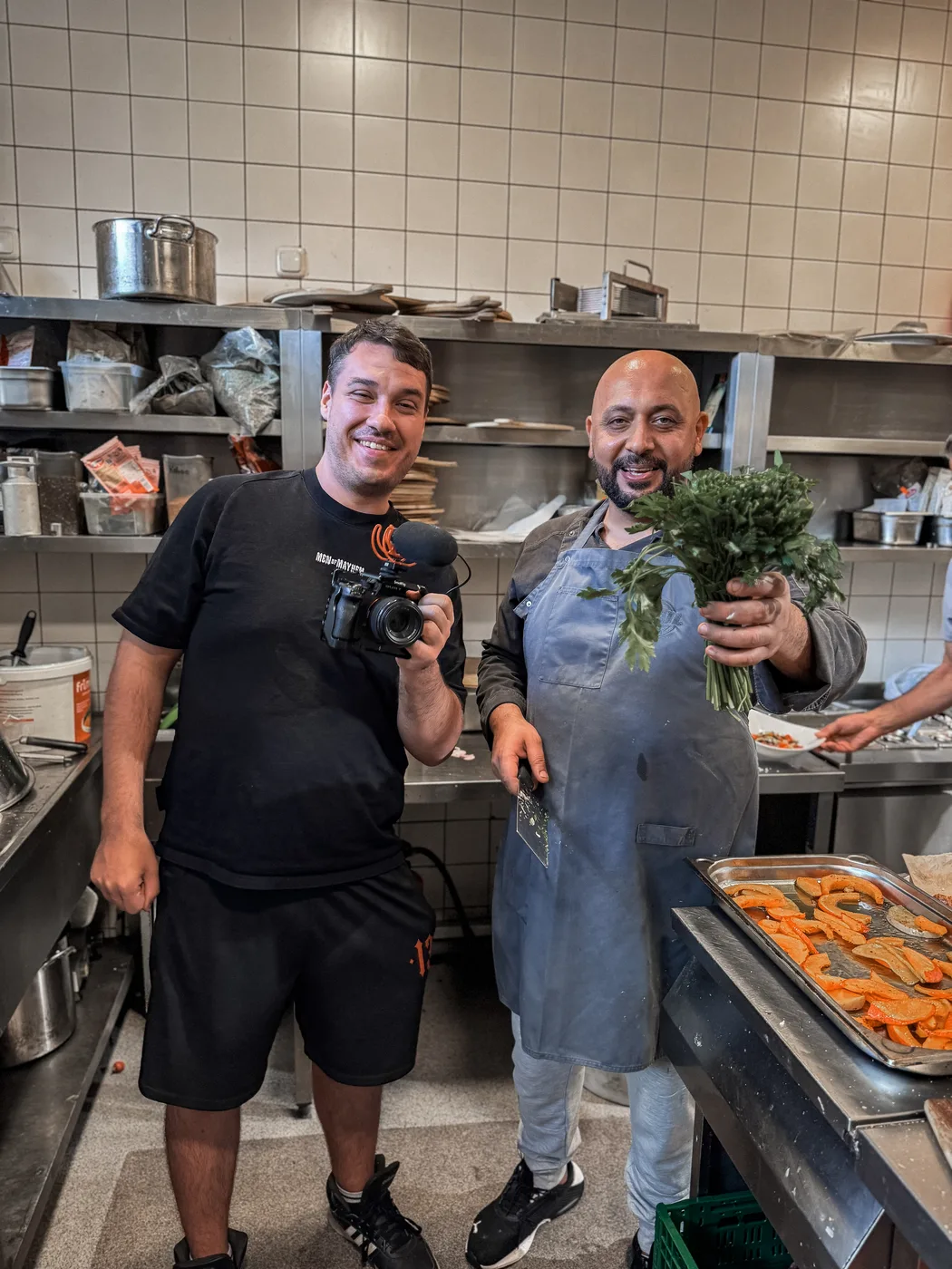 Content-Dreh in der Restaurantküche mit Team – SINISTAR MEDIA
