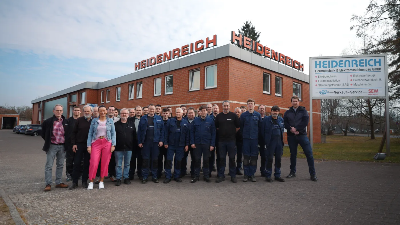 Team-Gruppenfoto vor dem Heidenreich Firmengebäude – Handwerk Social Media Kampagne